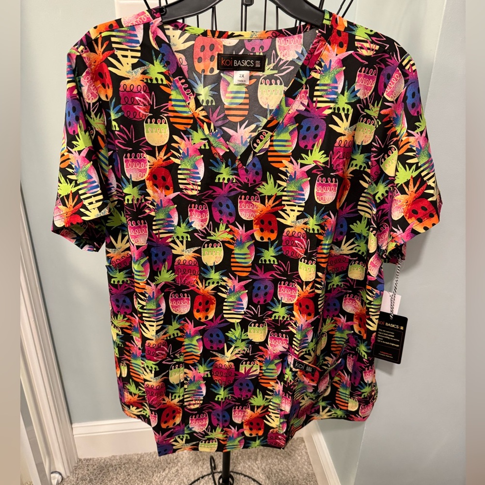 New Koi Basics Tiki Pineapple Leslie V Neck scrub top women 2X 2XL black red